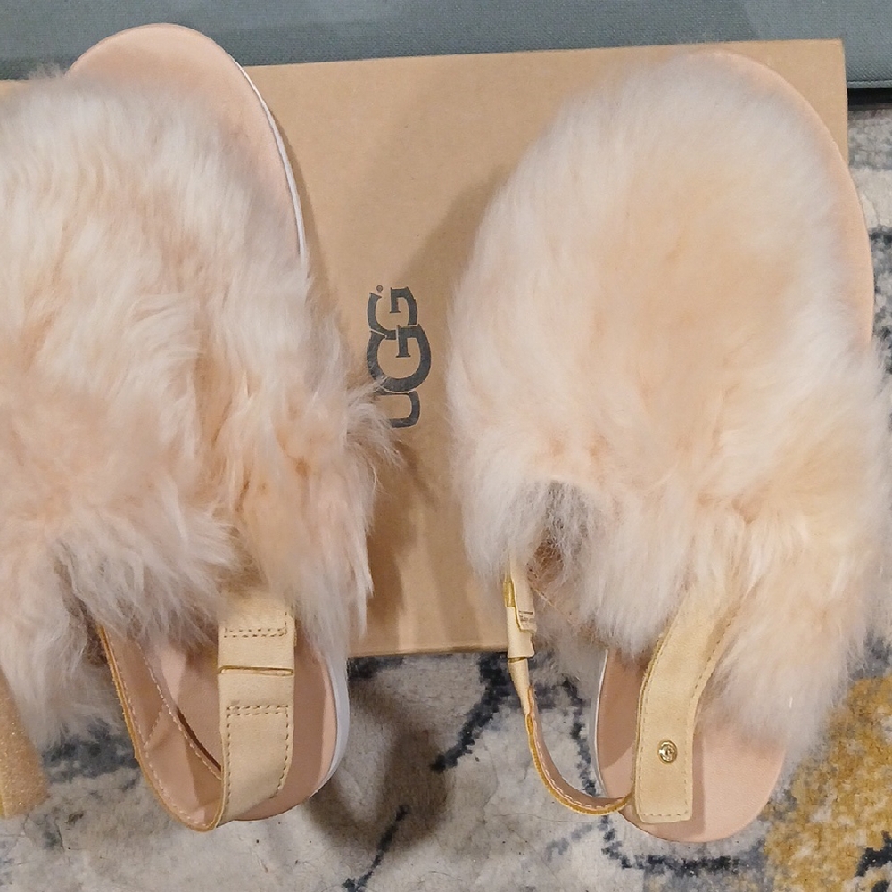 UGG Women's Fluffy Cream Sandal K.Holly
